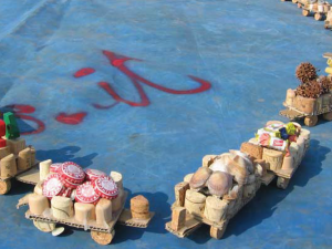 Paper, string, caps: here is the toy